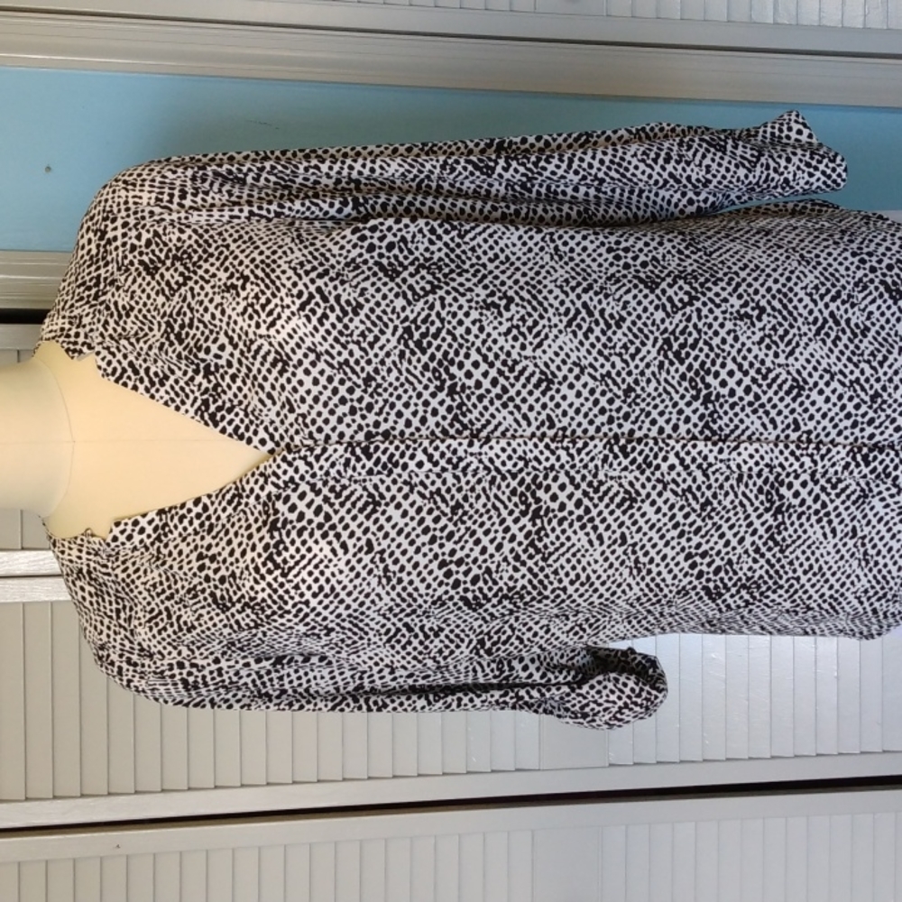 Black and white V-neck blouse size 1X